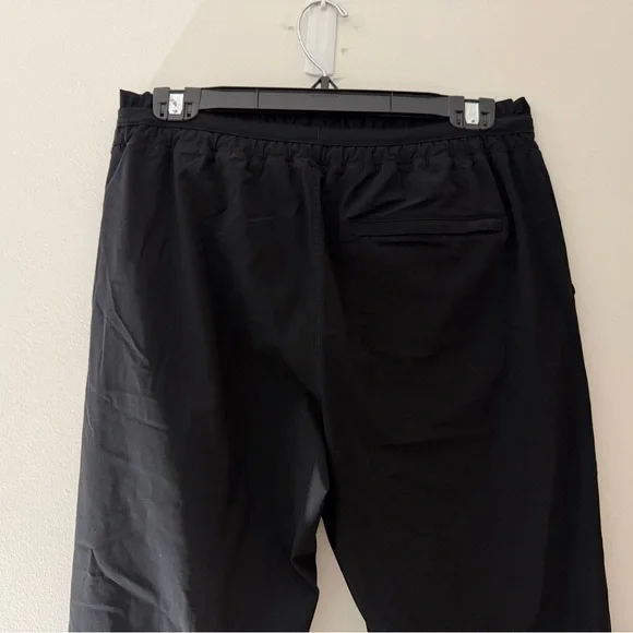 Vuori Miles Jogger in Black Size Medium Technical Pant Gorpcore Athleisure READ - Picture 10 of 16